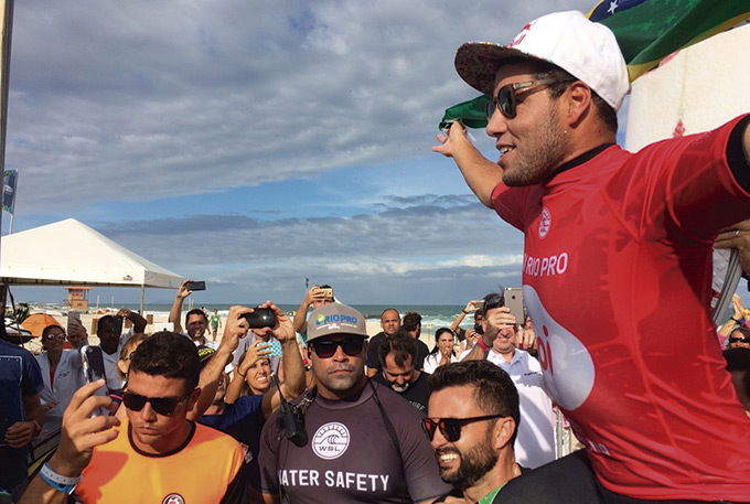 Campeão, Mineirinho bate Adrian Buchan e leva o Rio Pro 