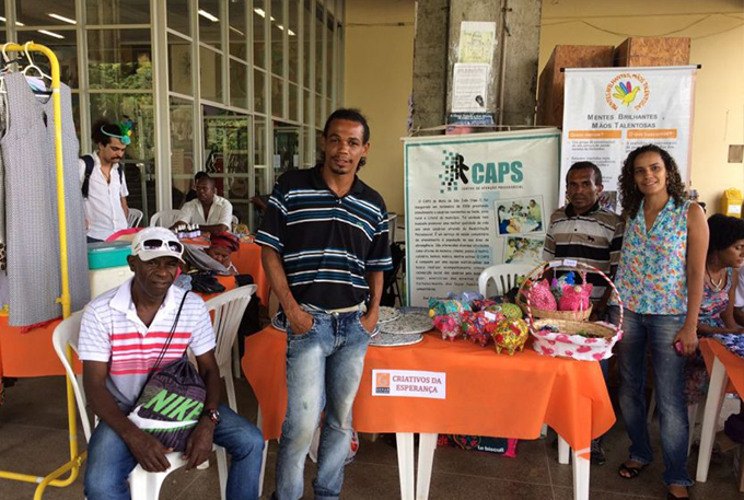Pacientes do CAPS expõem artesanato na Ufba