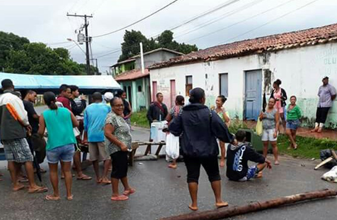 Moradores do Retiro realizam protesto para cobrar calçamento