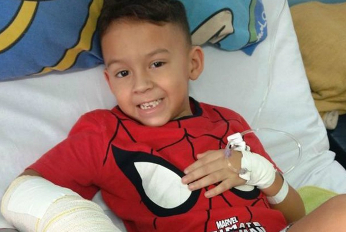 Garoto de 5 anos tem dedos esmagados por mesa