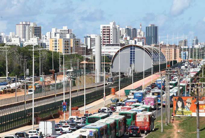 Trecho da Av Paralela será interditado para instalação de passarela