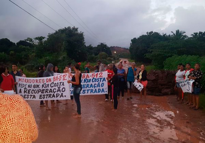 Protesto de moradores de Dias d'Ávila fecha BA-093