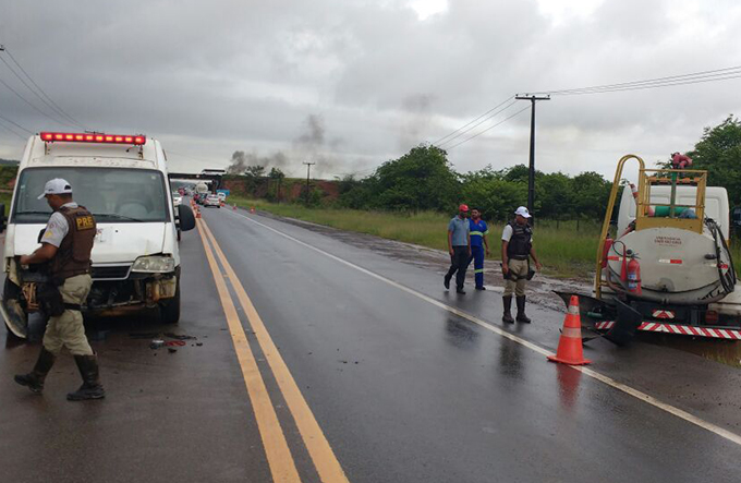 Ambulância colide com carro pipa da Bahia Norte na BA-093