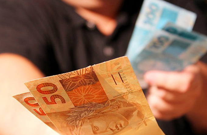Número de pessoas que procuram crédito cai em abril