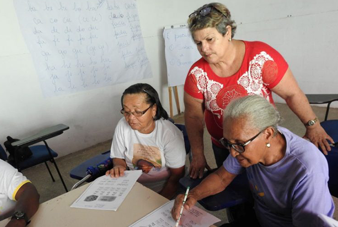 Alfabetização transforma a rotina dos idosos no Conviver
