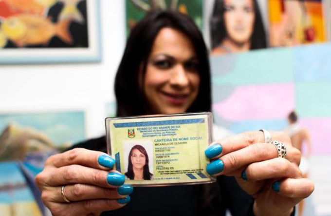 Transexuais e travestis podem ser chamados pelo nome social 