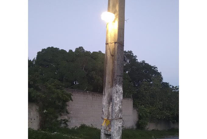 Há cinco meses sem luz, moradores improvisam com garrafas pet