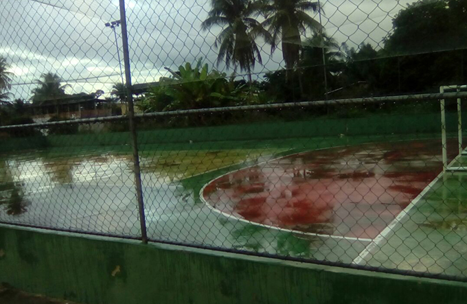 Usuários cobram limpeza e cobertura em quadra de esporte