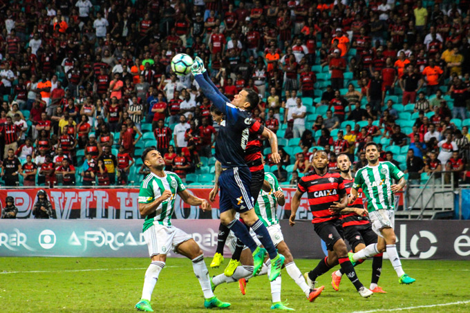 Vitória perde a segunda em casa diante do Coritiba e entra na zona 