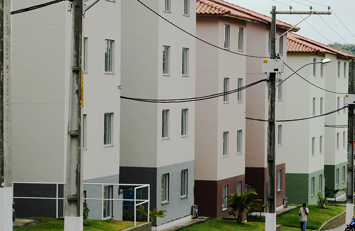 Criança de quatro anos cai do terceiro andar de prédio 