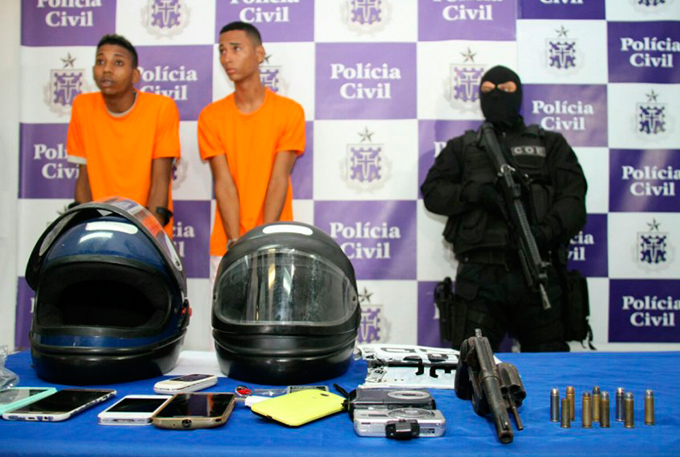 Suspeitos de atirar em delegado e esposa são apresentados pela SSP