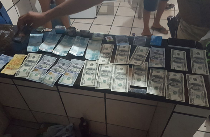Homens são presos com drogas, dólares e pertences de turistas