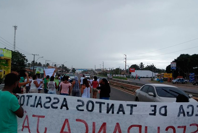 Protesto de moradores deixa trânsito lento na Estrada do Coco