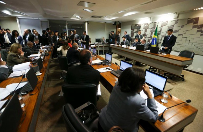 Relatório da reforma trabalhista é aprovado por 14 votos a favor