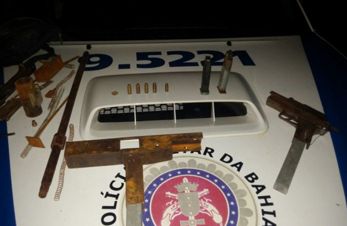 Policiais fazem apreensão de armas artesanais em Lauro de Freitas