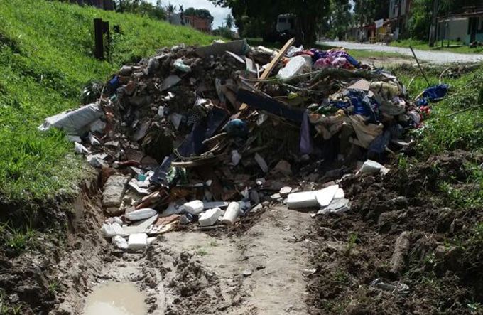 Moradores pedem que prefeitura finalize obra de tapa buraco