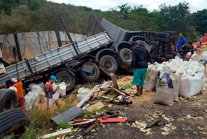 Três pessoas morrem em acidente envolvendo caminhão e carreta