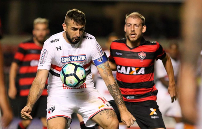Vitória perde para o São Paulo e chega à lanterna