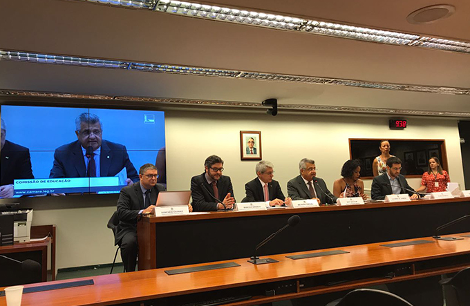  Bacelar promove debate sobre Base Nacional Comum Curricular