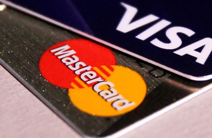 Juro do cartão de crédito cai para 345% no mês de maio