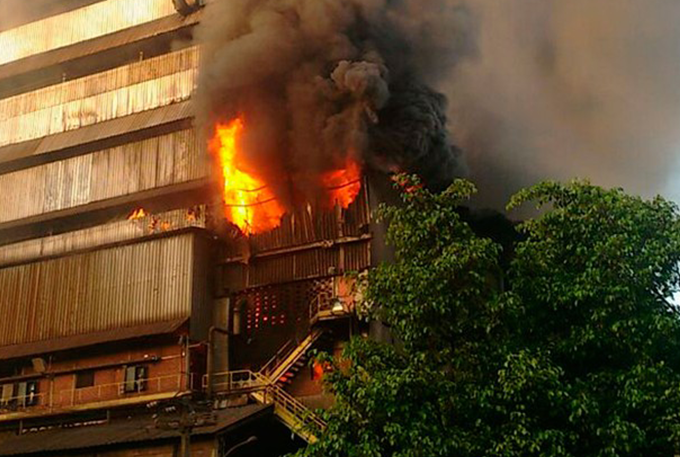 Incêndio atinge fábrica de plástico em Simões Filho