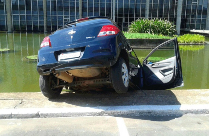 Turista cai com carro no espelho d’água do Palácio Itamaraty