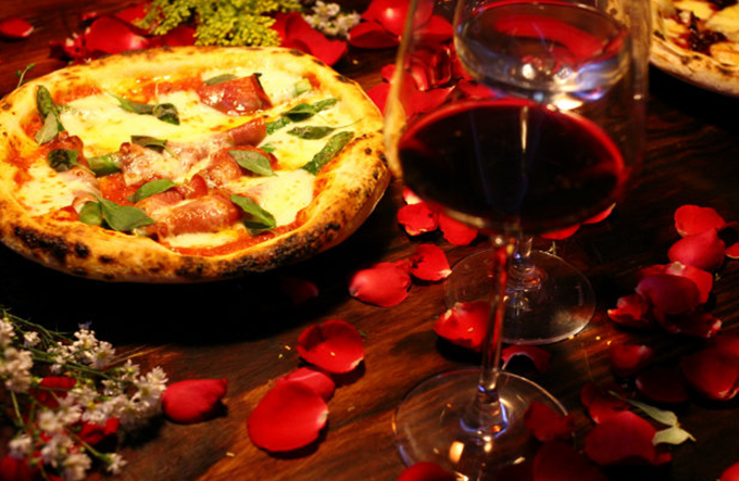 Pizzaria Paulista oferece jantar romântico com música ao vivo