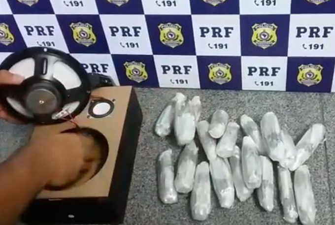Adolescente é apreendido transportando drogas em caixa de som