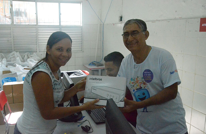 Projeto realiza entrega de antenas e conversor digital