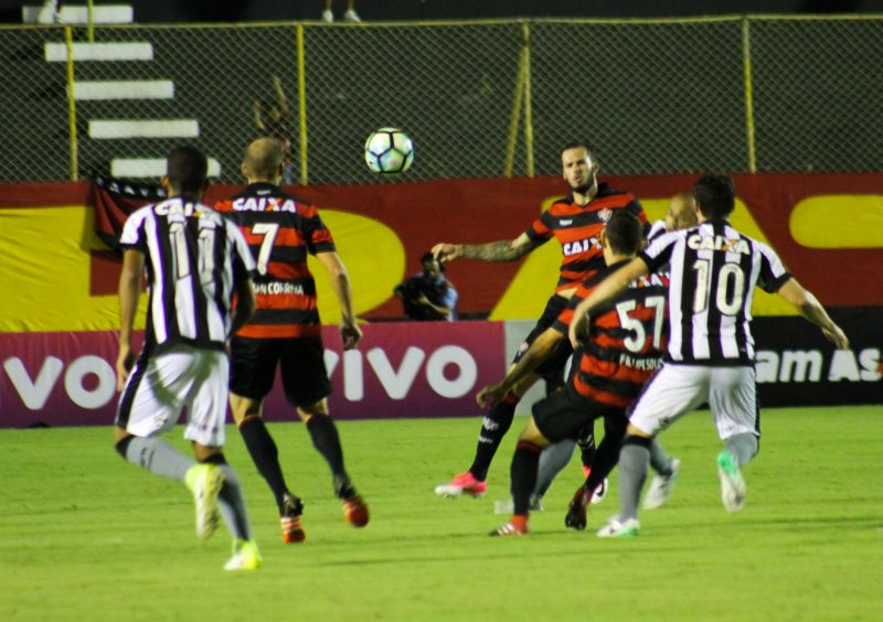 Vitória arranca empate contra Botafogo e segue na zona 