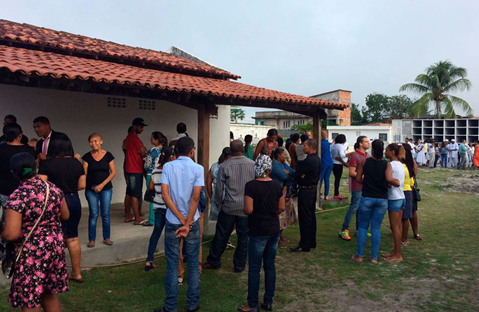 Mãe e filhos mortos dentro de casa são enterrados 
