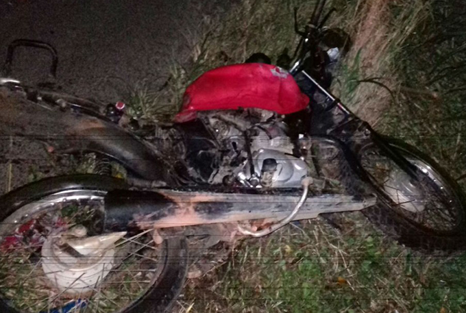 Motociclista morre após batida com caminhão