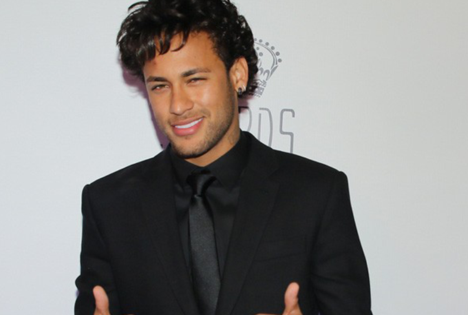 Neymar vai sozinho a evento e confirma fim de namoro com Marquezine