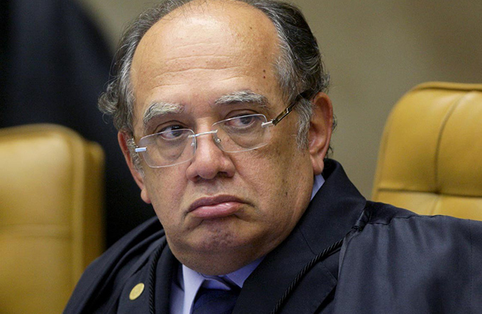 Avião em que estava Gilmar Mendes sofre pane e volta a Brasília