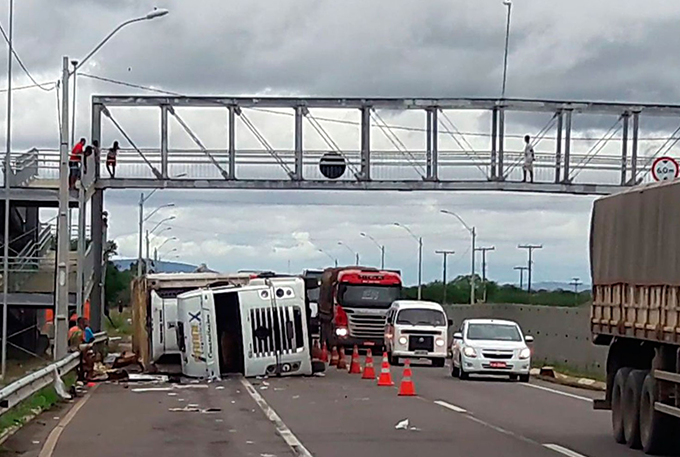 Carreta tomba e interdita parte da BR-116, diz PRF
