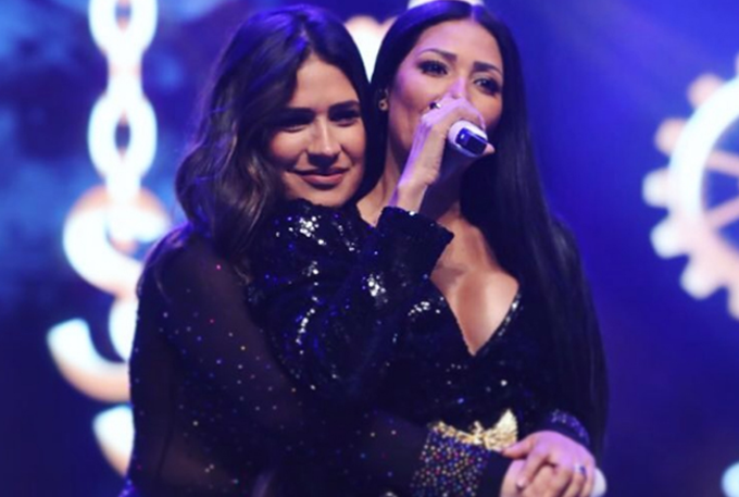 Fã invade palco, derruba Simaria e recebe soco de Simone; assista