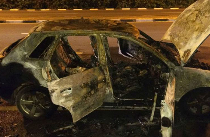 Carro fica destruído após pegar fogo na Estrada do Coco