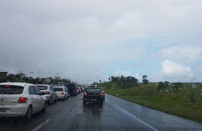 Motorista que volta para Salvador encontra lentidão na BR-324