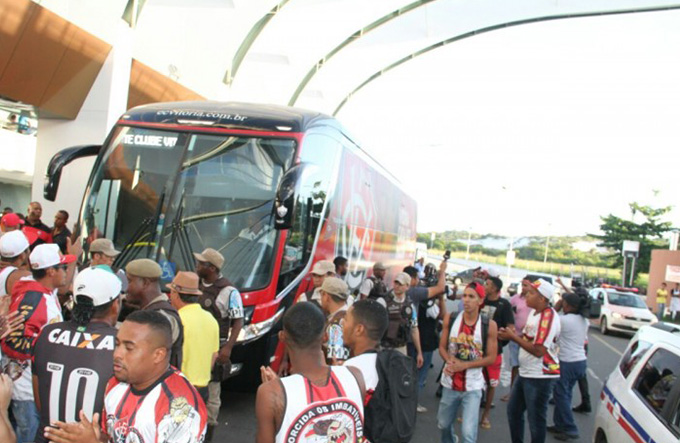 Torcida recebe delegação do Vitória no aeroporto com protesto
