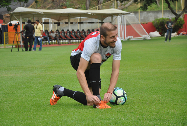 Uillian Correia aposta na força do Barradão para vencer o Bahia