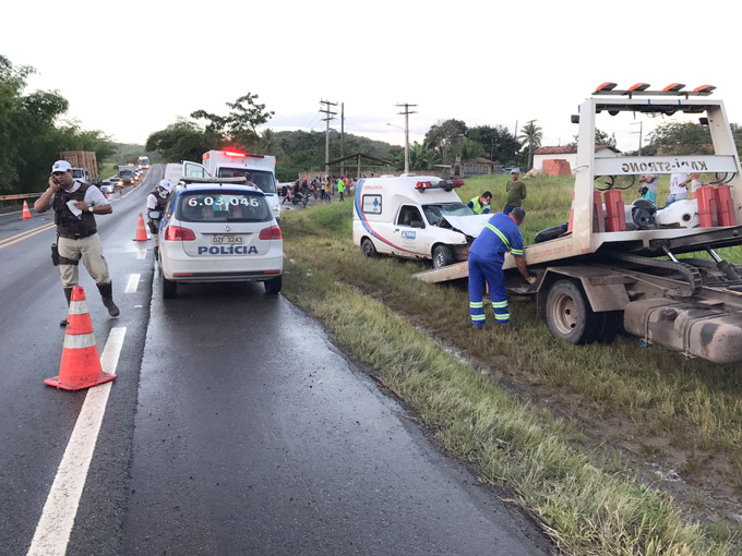 Na BA-093, motociclista morre após ser atingido por ambulância 