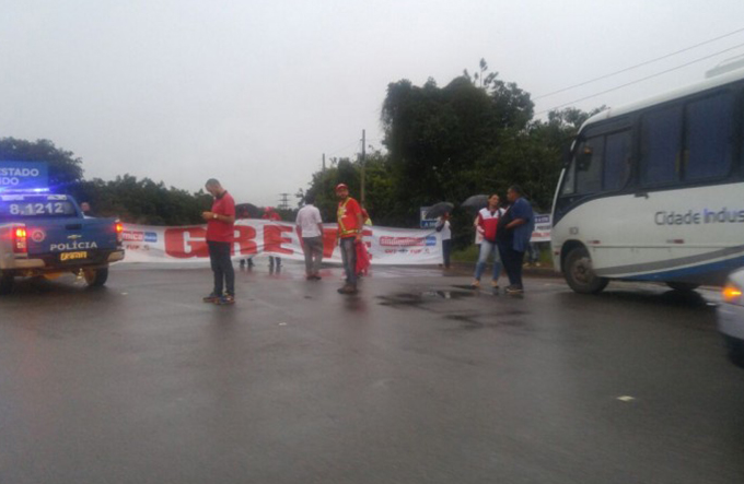 Manifestantes fecham vias de acesso ao Polo Petroquímico 