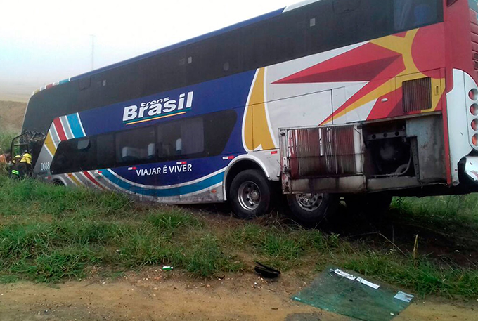 Acidente entre ônibus e van deixa pessoas gravemente feridas