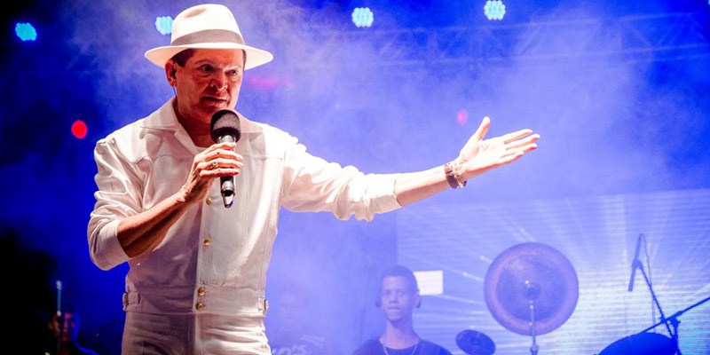Alcymar para show após homem atirar pedras no palco