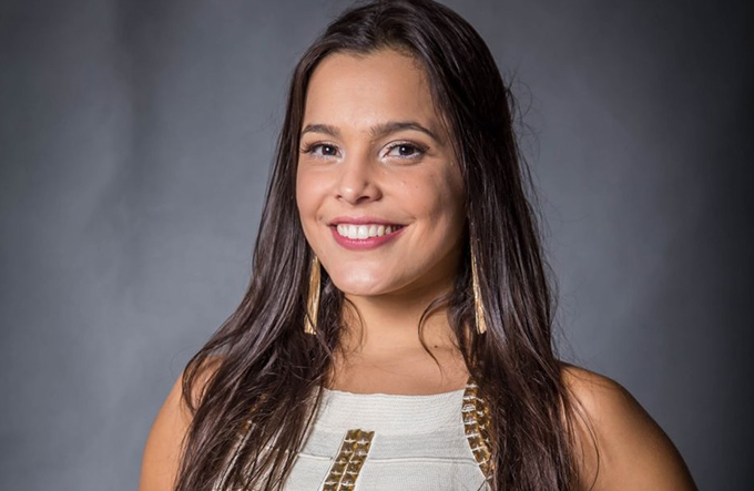 Ex-BBB Emilly curte festa em área VIP, chama plateia de “pobre”