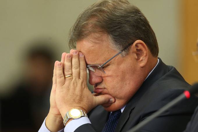 Geddel divide cela com 9 presos, corta cabelo e tem banho frio
