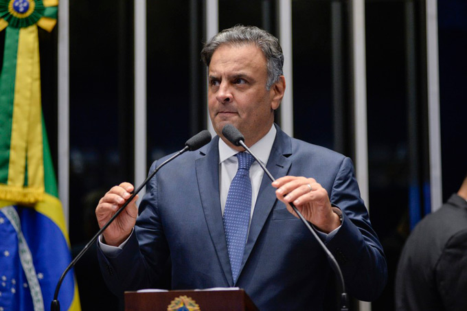 Aécio volta ao Senado, admite 'erro', mas nega ter cometido crime