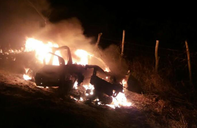 Motorista morre carbonizado após carro colidir em animal