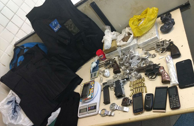 Cinco homens são presos com armas e drogas 