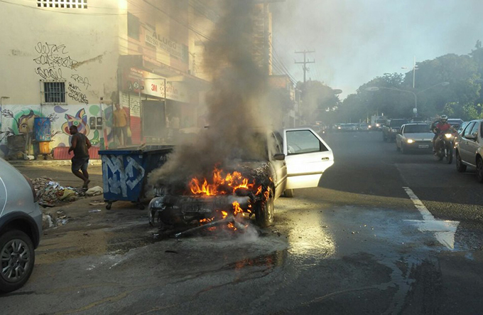 Carro pega fogo na Avenida Garibaldi